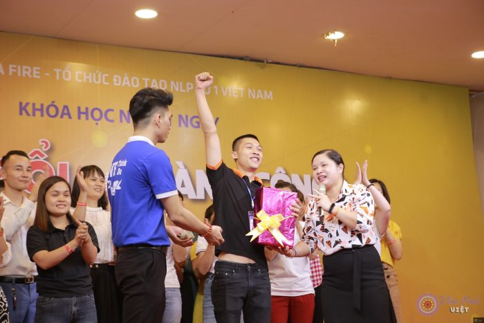 Giây phút truyền cảm hứng NLP cho nhân viên
