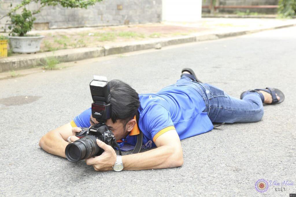 Anh Hiếu "lăn lê" tác nghiệp.