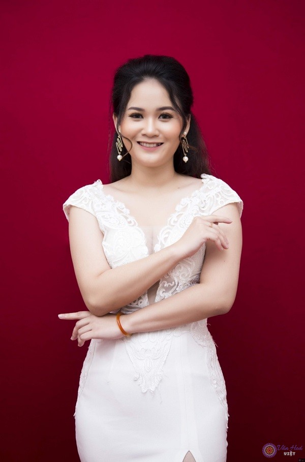 Kim Quyên trong một lần chuẩn bị đi dẫn chương trình 