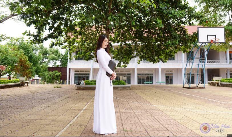 Đinh Thủy thước tha trong trang phục áo dài