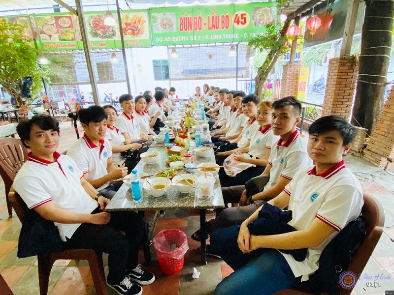 Các học viên trong một buổi ăn sáng trước khi đến địa điểm thi