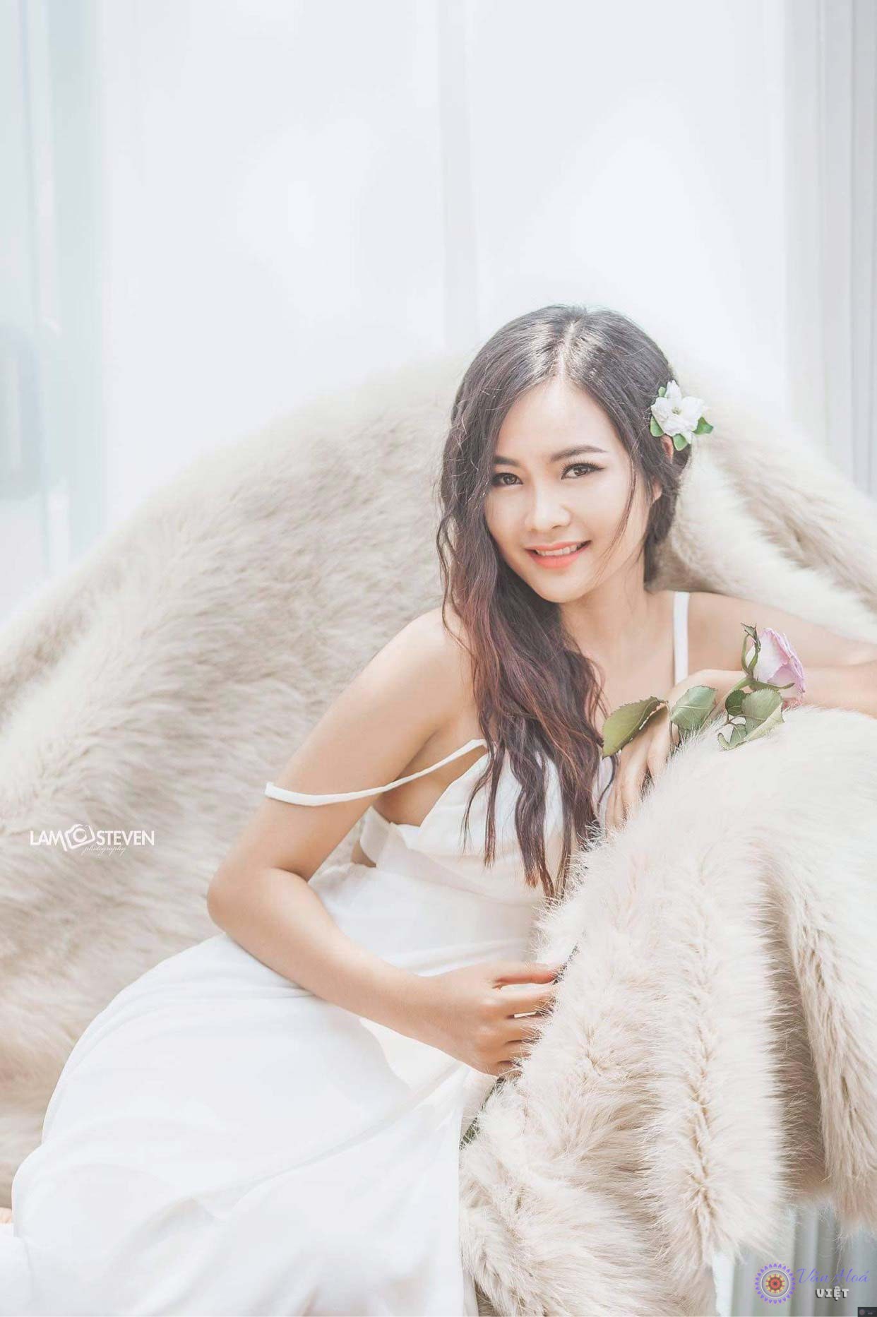 Cô nàng 9x xinh đẹp trong trang phục váy cưới
