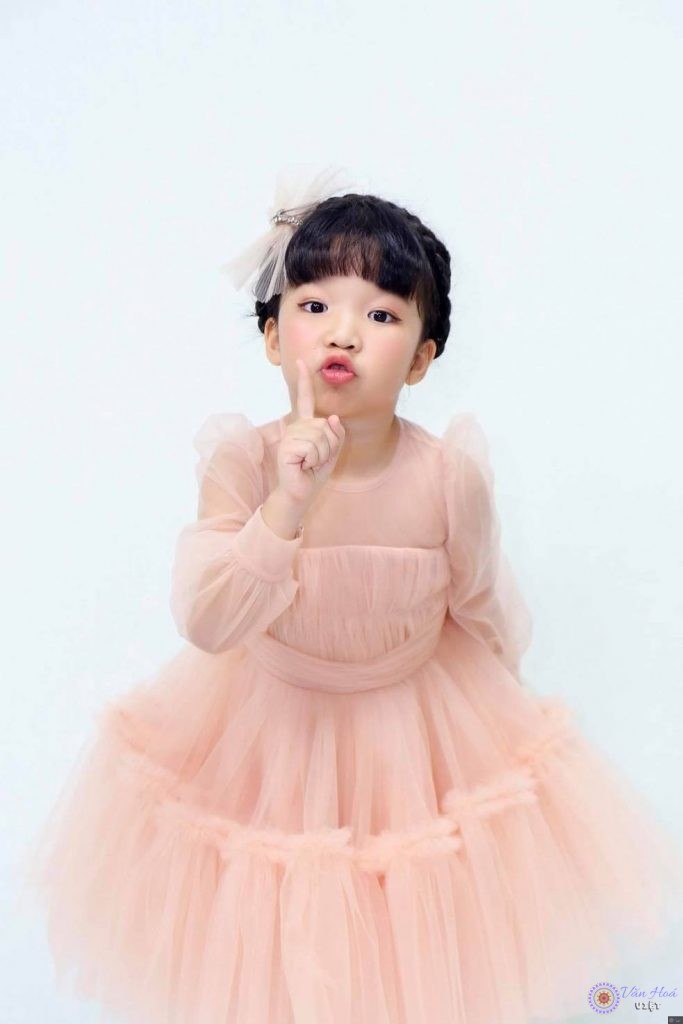 Cô diễn viên nhỏ hóa thân thành công chúa xinh xắn