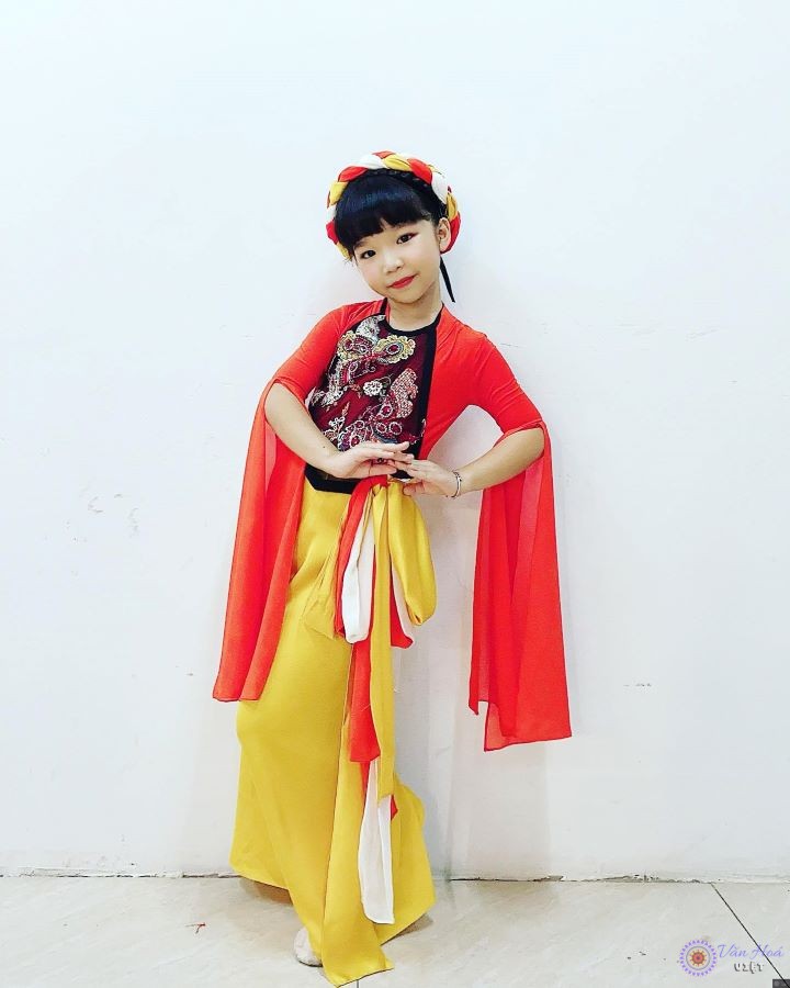 Cô Diễn viên nhí Bối Bối địu đà cùng chiếc áo dài tứ thân
