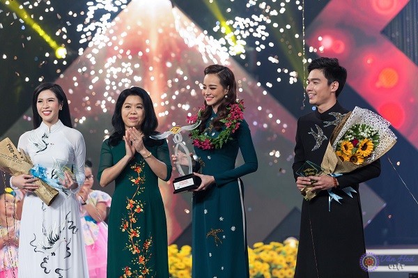 Hình ảnh Kiều Ngân nhẹ nhàng, thanh lịch nhận giải Én Vàng 2017