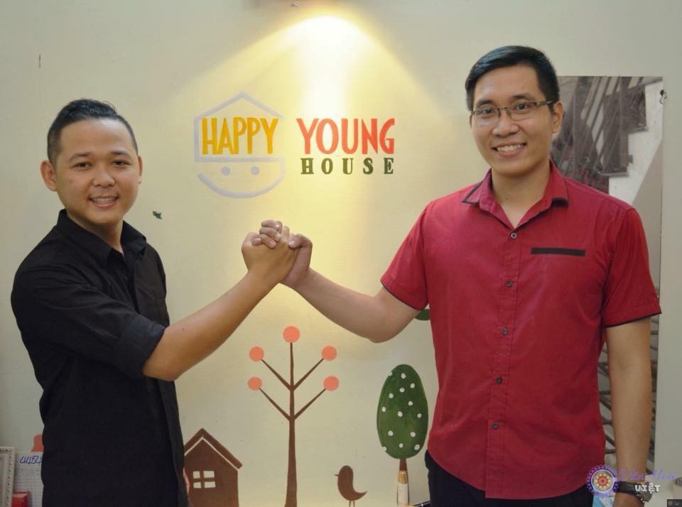 Anh và đồng nghiệp cùng nhau xây dựng ngôi nhà chung