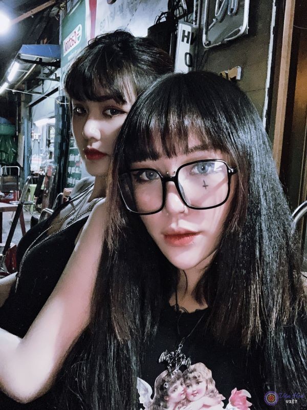 Thời gian rảnh cô thường hang out với bạn bè
