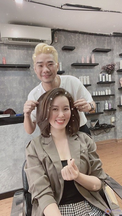 Hoàng Toni chụp hình cùng khách hàng của mình