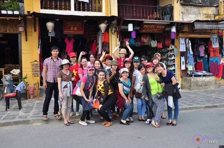 Mỹ Dung cùng các học trò của mình