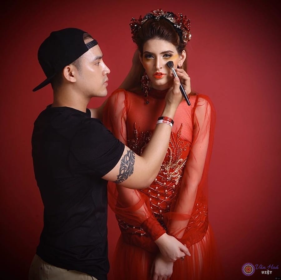 Makeup Artist Bùi Diệp trang điểm cho người mẫu Andrea Aybar
