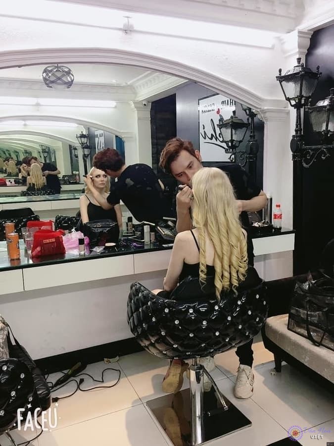 Makeup Artist Bùi Diệp đang trang điểm cho người mẫu ảnh nước ngoài