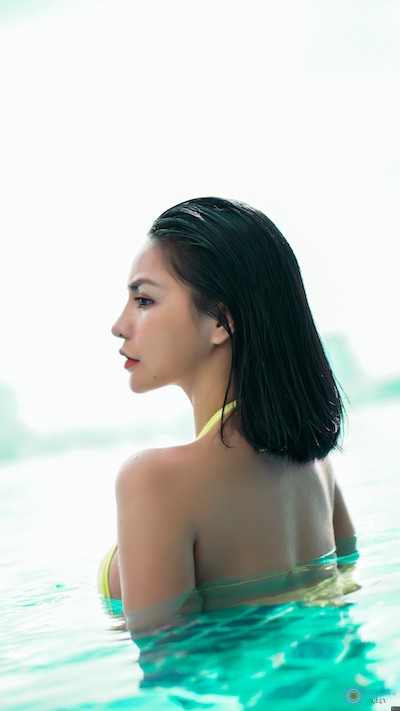 Nguyễn Thị Tố Uyên khoe dáng dưới hồ bơi