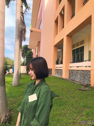 Vẻ đẹp ngọt ngào của cô nàng trong bộ quân phục