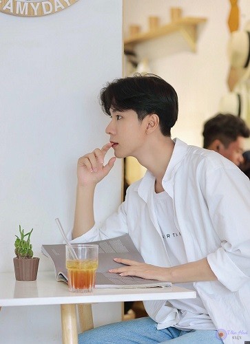 Tuấn Đạt đậm nét thư sinh trong trang phục hàng ngày