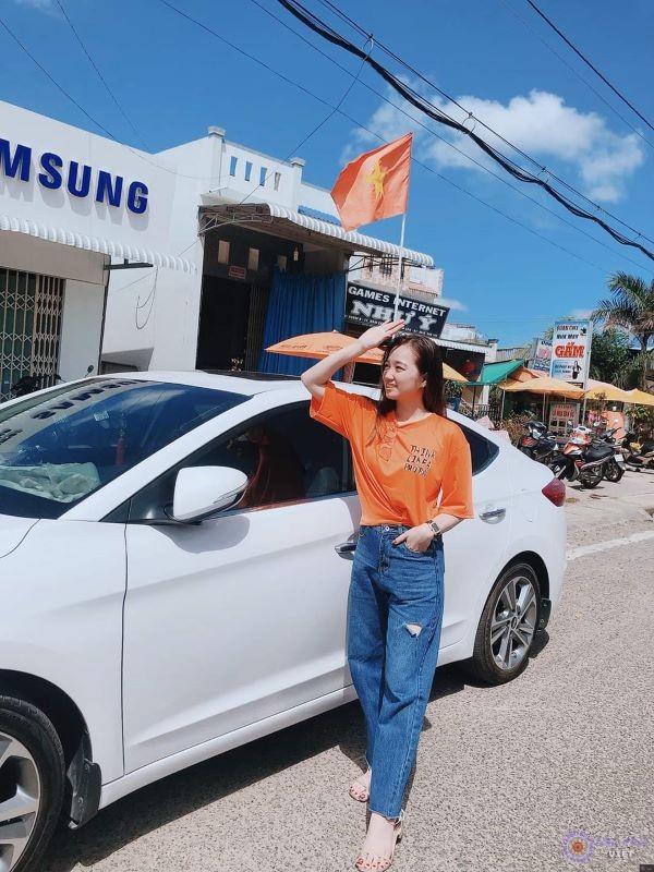Cô gái mạnh mẽ phía sau vẽ ngoài dịu dàng