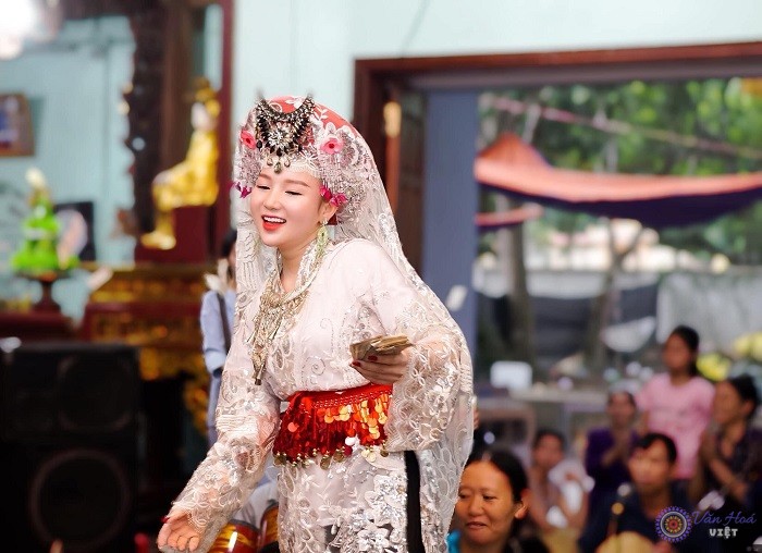 Hà Hương rạng rỡ thực hiện nghi lễ hầu đồng