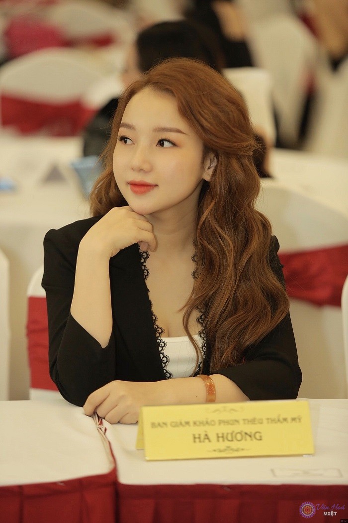 Vẻ đẹp rạng ngời của CEO Hà Hương