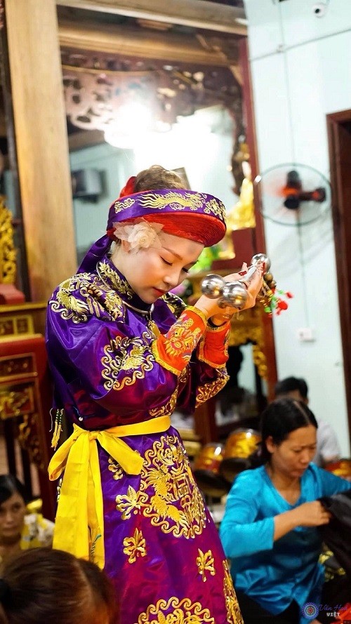 Hà Hương trong một buổi hầu đồng