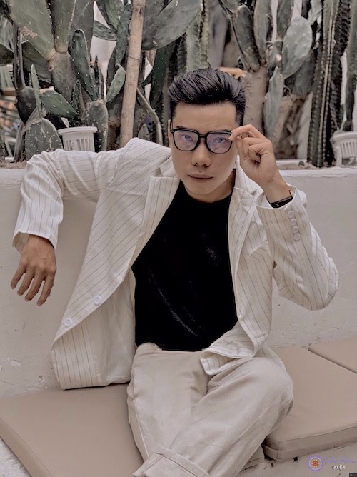 Model Tín Nguyễn điển trai trong bộ vest