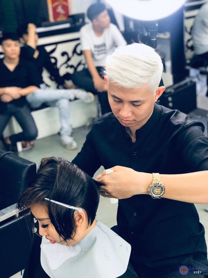 Mr Minh Tân đang chăm chú tạo mẫu tóc cho khách hàng