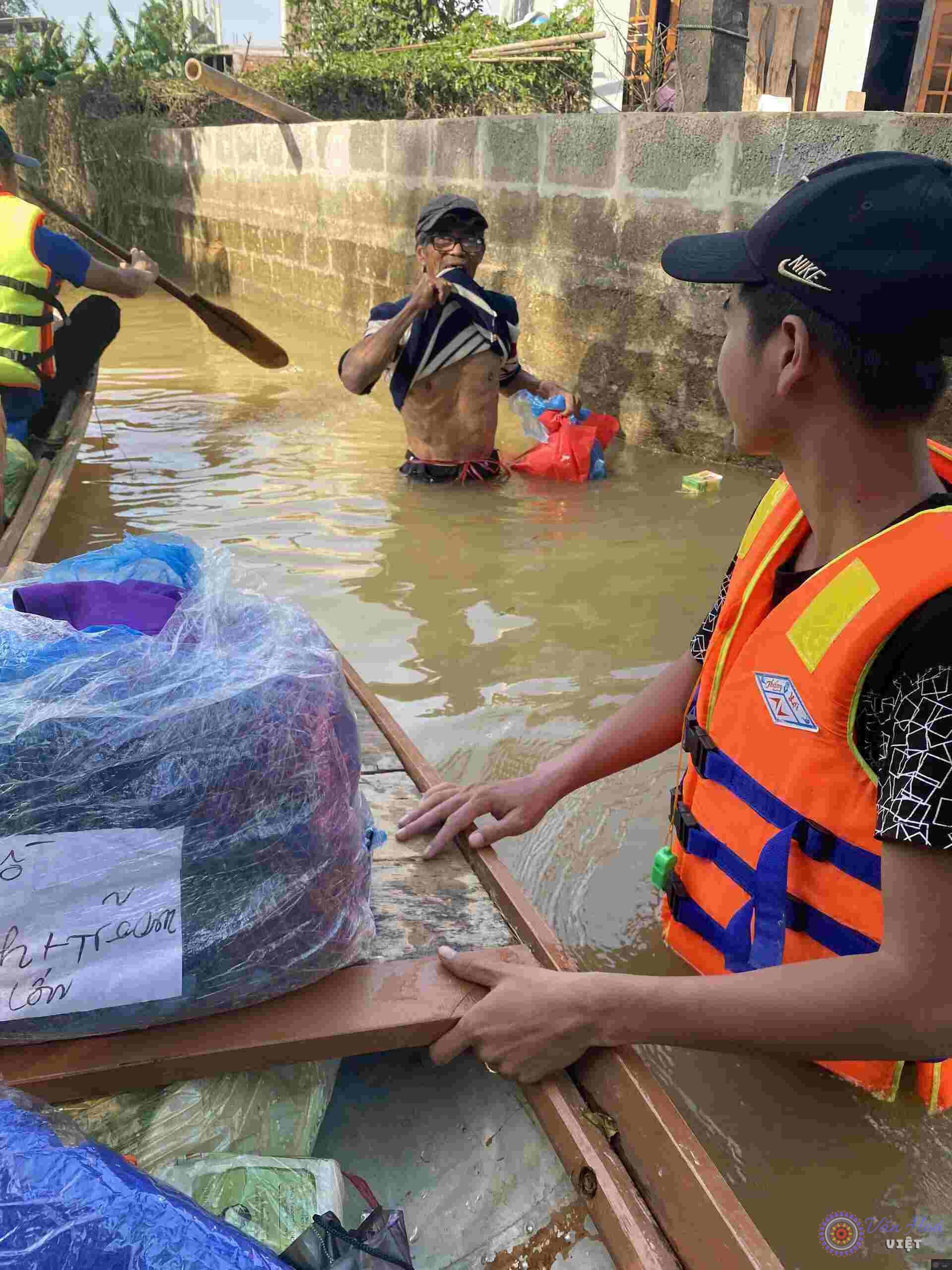 ấm áp tình người giữa mùa lũ