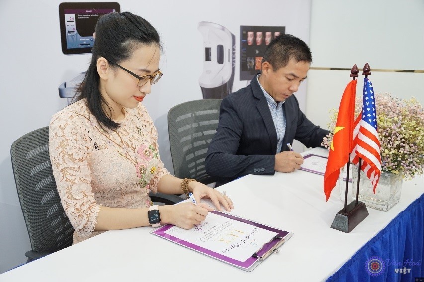 Bác sĩ ký kết trong buổi lễ chuyển giao công nghệ hiện đại nhất Hoa Kỳ
