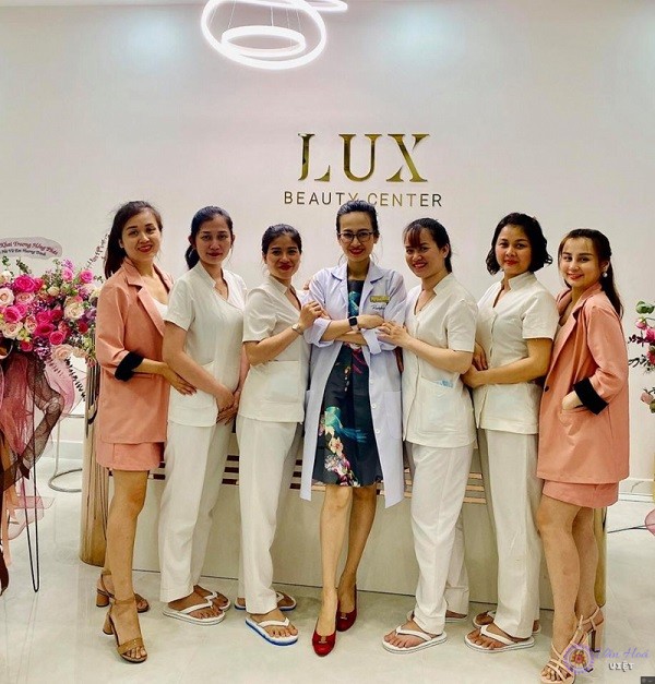 Bác sĩ cùng các thành viên Lux Beauty Center
