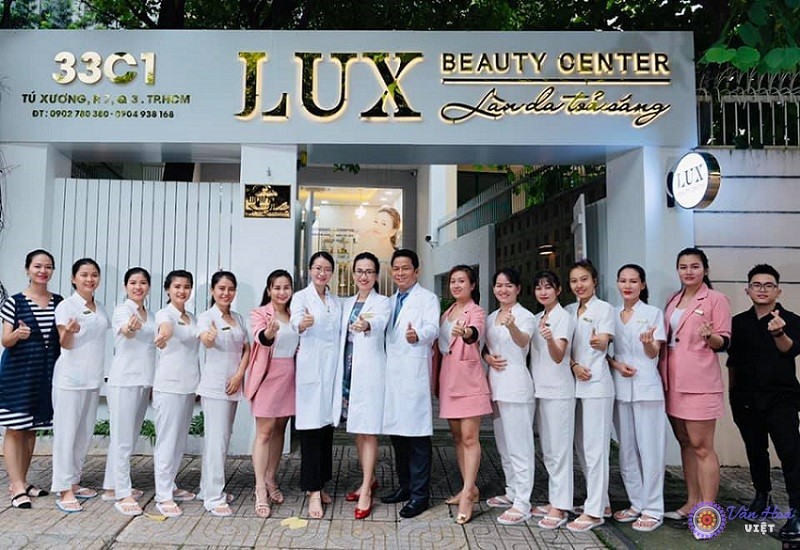 Bác sĩ và dàn cộng sự