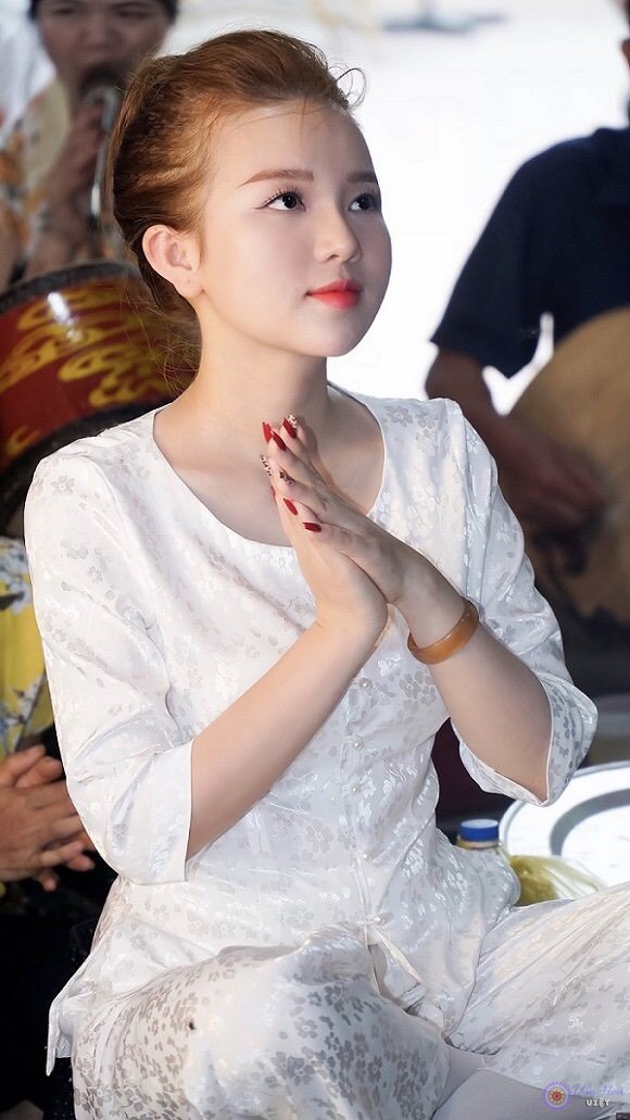Vẻ đẹp thanh tú làm đắm say lòng người của Hà Hương
