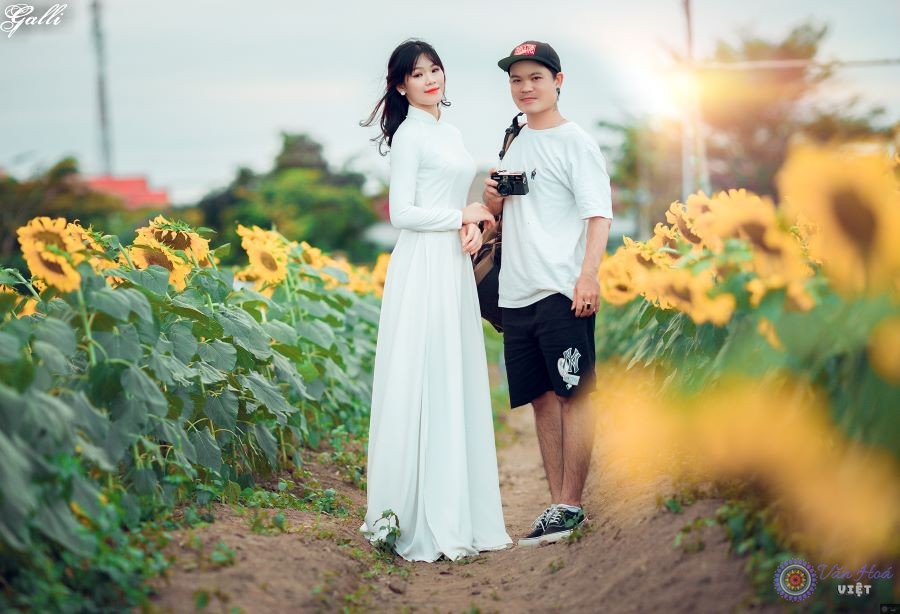 Photographer Galli Trần bên mẫu ảnh