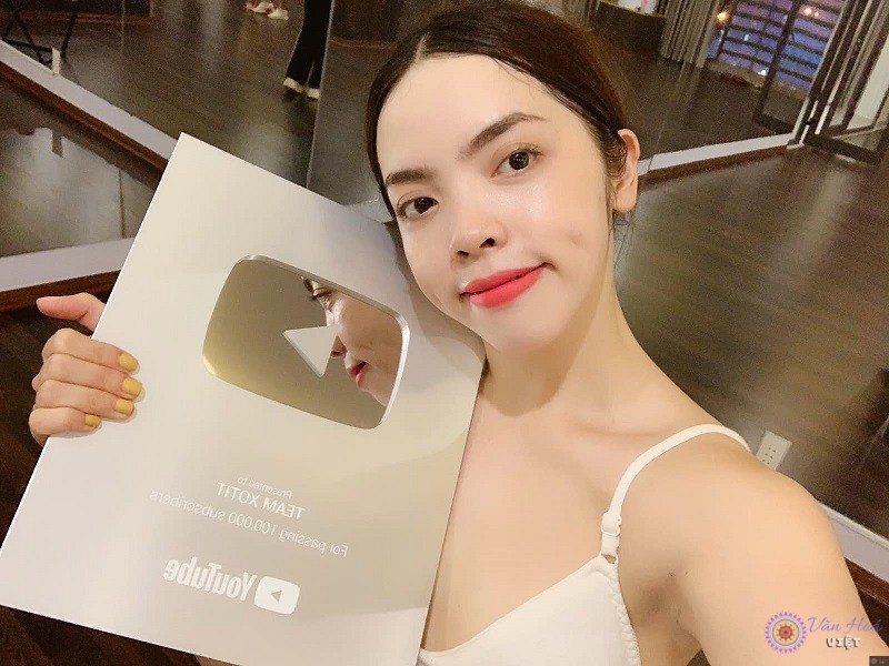 Xô Tít háo hức khoe thành tích đạt được nút bạc Youtube