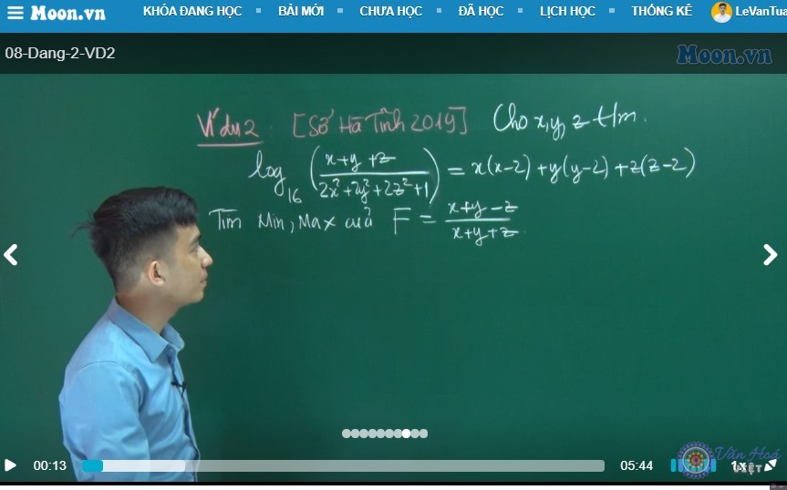 Thầy Tuấn trong một buổi học qua video