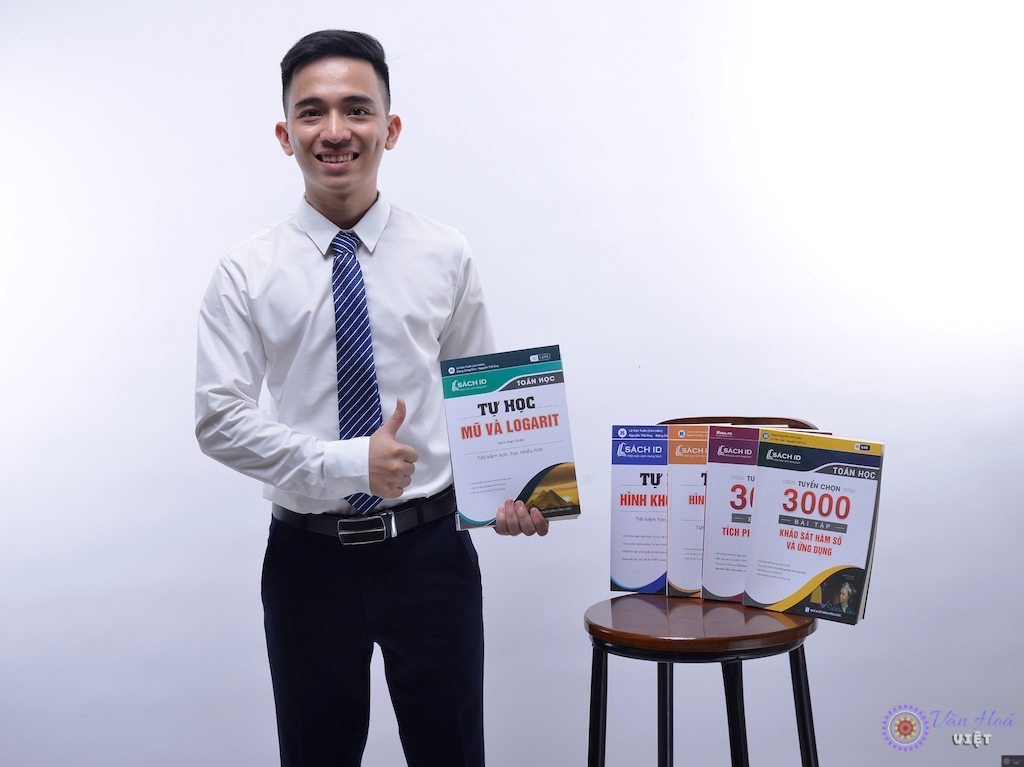 Thầy Tuấn cùng 5 cuốn sách ID Toán