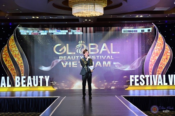 Khánh Vinh tại Global Beauty Festival. Với cương vị dẫn chương trình duyên dáng, tỏa sáng trên sân khấu lớn