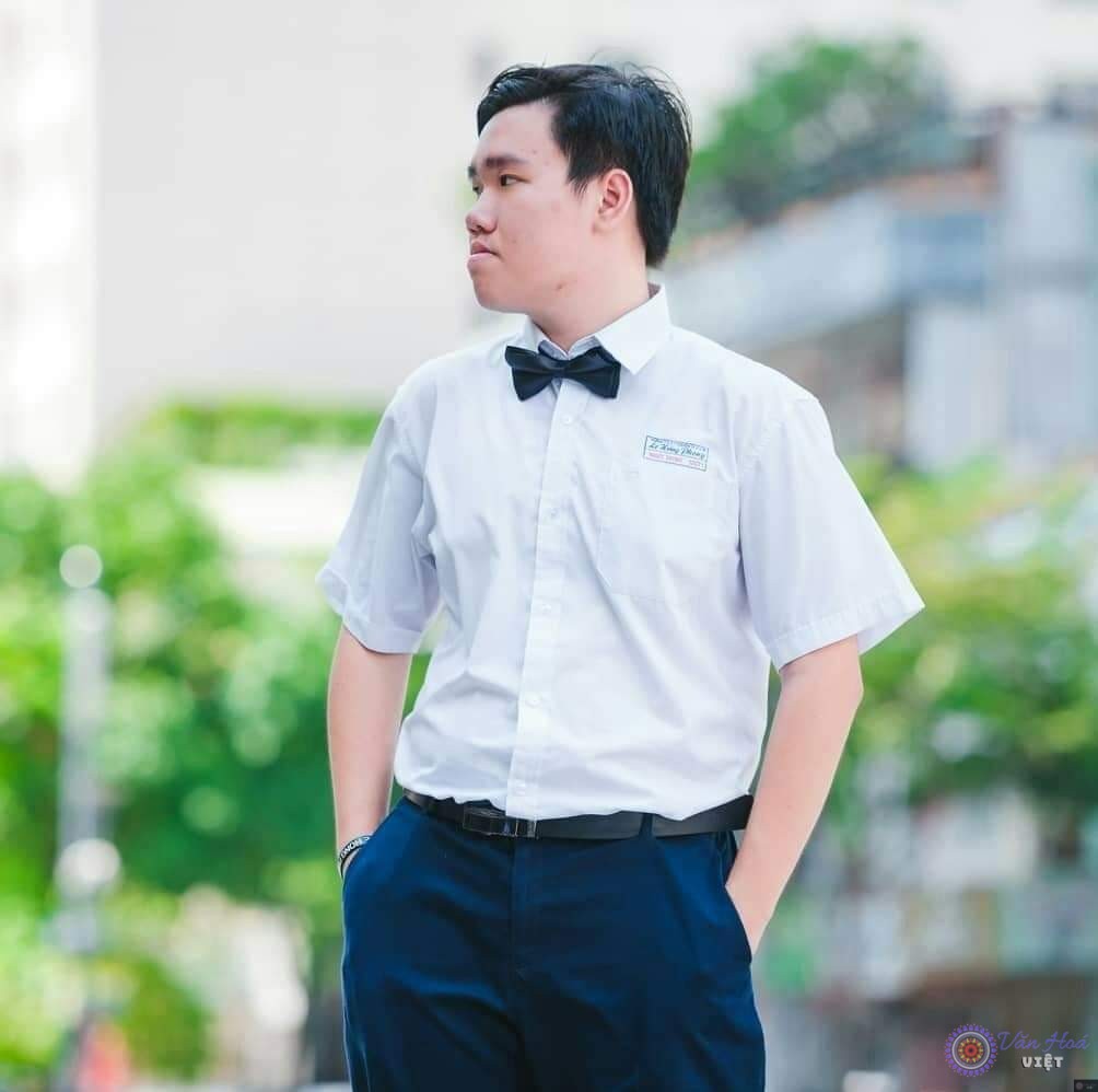 Nhựt Thịnh trong đồng phục của trường Lê Hồng Phong