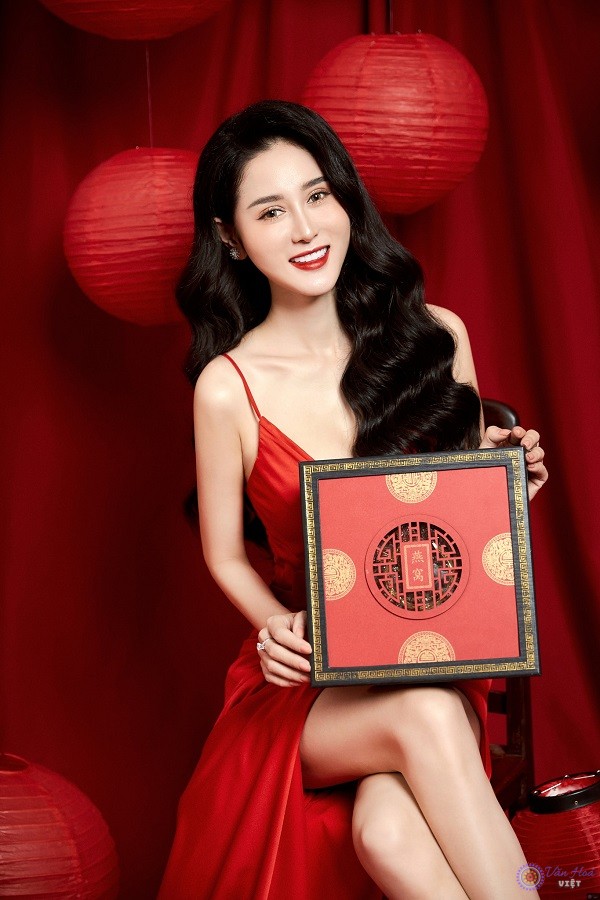 CEO Triệu Hà Vy cùng nụ cười tỏa nắng trong bộ ảnh cùng sản phẩm yến sào 