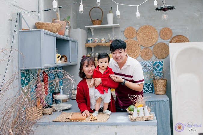 CEO Tiến Nguyễn bên cạnh gia đình nhỏ của mình