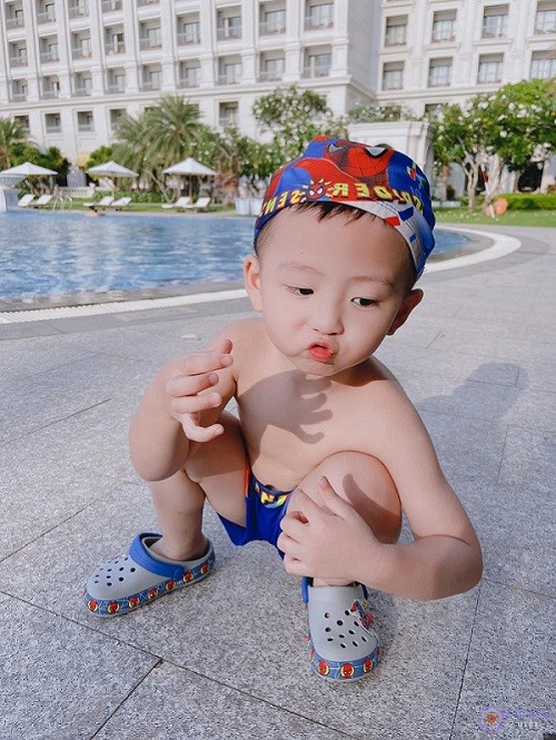 Thành viên nhí đầy cute của gia đình hotgirl Miu Hà khiến cư dân mạng "xỉu up xỉu down"