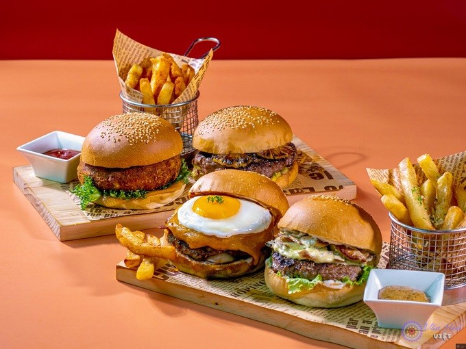 Một số loại burger khác nằm trong chương trình ưu đãi "Thưởng thức burger và bánh mì thứ 2 với giá chỉ 10.000 đồng". Ảnh: Le Méridien Sài Gòn
