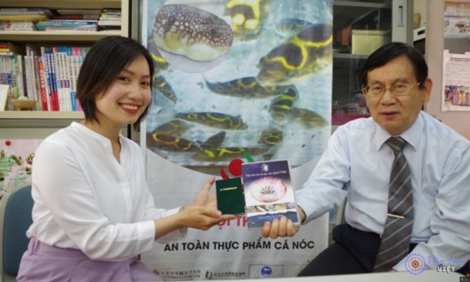 Cô gái Việt nhận chứng chỉ chế biến cá nóc Nhật Bản