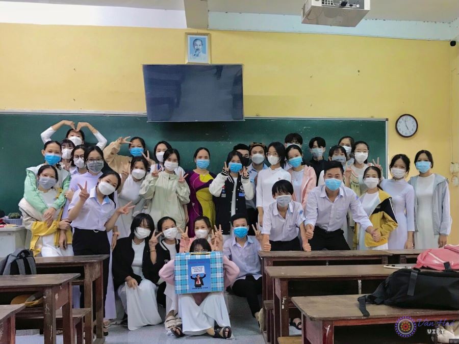 Hình ảnh Trần Hoàng Khang Marketing cùng cô và các bạn trong lớp