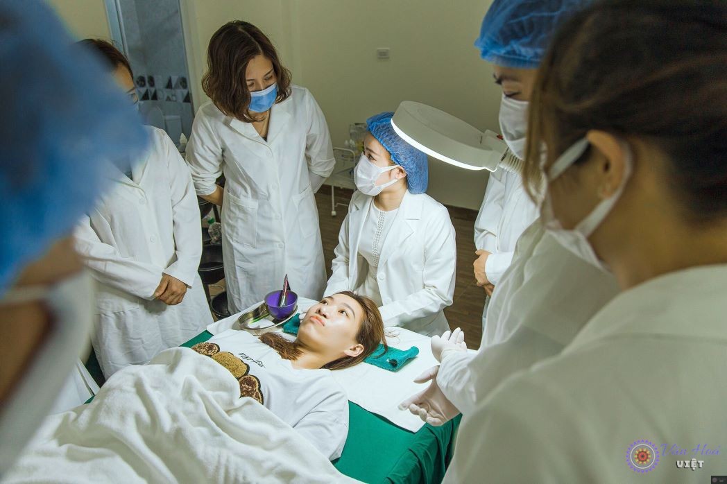 Bác sĩ Nguyễn Nhung chia sẻ kiến thức da liễu chuẩn y khoa cho các chủ spa