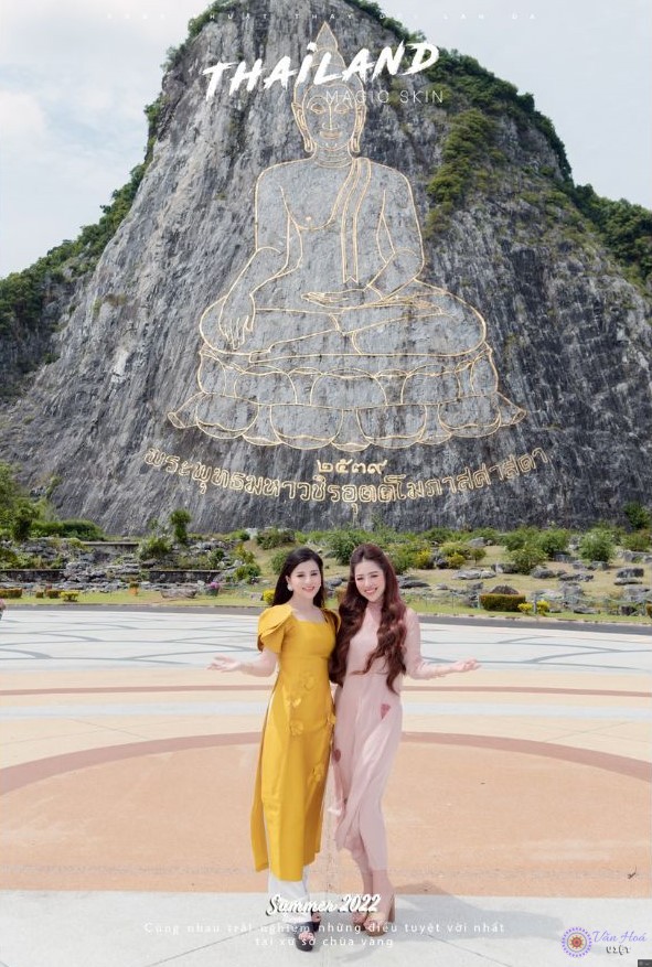 Chủ tịch Đào Minh Châu (bên phải) và Founder Phương Lê của thương hiệu Magic Skin rạng rỡ trong tà áo dài Việt dưới chân tượng Phật tại Trân Bảo Phật Sơn