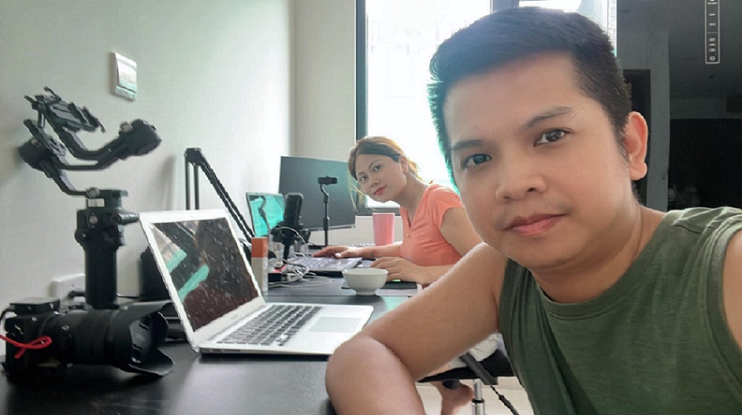 Tiktoker Lê Anh Tuấn trong lúc tạo video cho kênh cùng vợ 