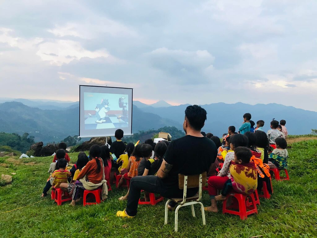 Rạp chiếu phim di động trên núi viết nên những giấc mơ cho trẻ em vùng cao 