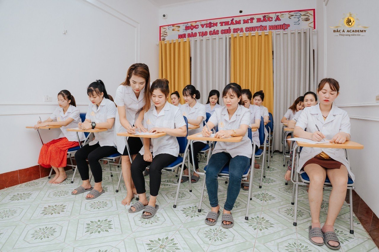 Giáp Thị Thu Trang trong vai trò Chuyên gia - Đào tạo nhiều thế hệ học viên trong ngành làm đẹp