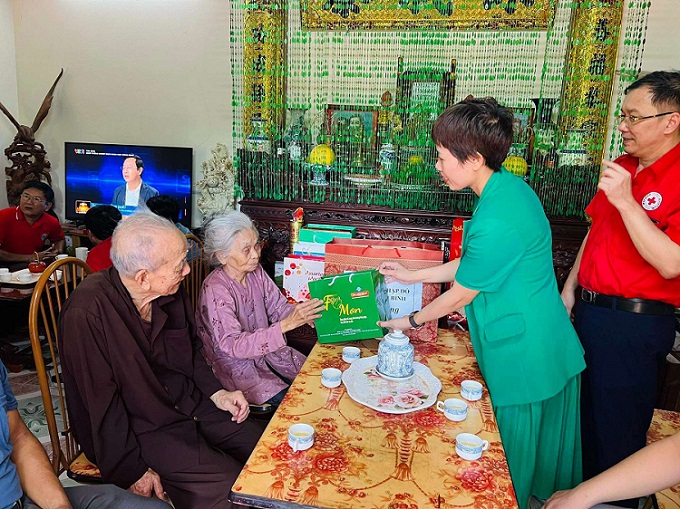Chiến dịch trao quà tặng đến từng gia đình Mẹ Việt Nam anh hùng